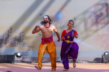 Faridabad, Haryana, Hindistan - 17 Şubat 2024: Güney Hintli erkek ve kadın sanatçı Surajkund sanatları fuarında klasik dans kuchipudi performansı sergiliyorlar.