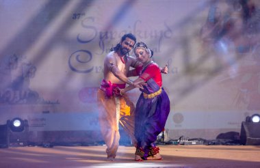 Faridabad, Haryana, Hindistan - 17 Şubat 2024: Güney Hintli erkek ve kadın sanatçı Surajkund sanatları fuarında klasik dans kuchipudi performansı sergiliyorlar.