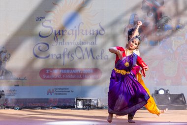 Faridabad, Haryana, Hindistan - 17 Şubat 2024: Güney Hintli erkek ve kadın sanatçı Surajkund sanatları fuarında klasik dans kuchipudi performansı sergiliyorlar.