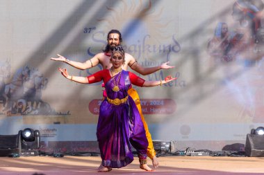 Faridabad, Haryana, Hindistan - 17 Şubat 2024: Güney Hintli erkek ve kadın sanatçı Surajkund sanatları fuarında klasik dans kuchipudi performansı sergiliyorlar.
