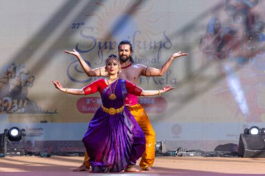 Faridabad, Haryana, Hindistan - 17 Şubat 2024: Güney Hintli erkek ve kadın sanatçı Surajkund sanatları fuarında klasik dans kuchipudi performansı sergiliyorlar.