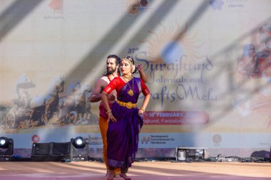 Faridabad, Haryana, Hindistan - 17 Şubat 2024: Güney Hintli erkek ve kadın sanatçı Surajkund sanatları fuarında klasik dans kuchipudi performansı sergiliyorlar.