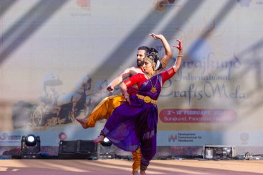 Faridabad, Haryana, Hindistan - 17 Şubat 2024: Güney Hintli erkek ve kadın sanatçı Surajkund sanatları fuarında klasik dans kuchipudi performansı sergiliyorlar.