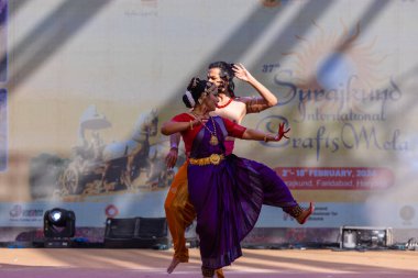 Faridabad, Haryana, Hindistan - 17 Şubat 2024: Güney Hintli erkek ve kadın sanatçı Surajkund sanatları fuarında klasik dans kuchipudi performansı sergiliyorlar.
