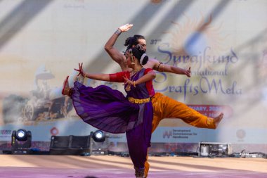 Faridabad, Haryana, Hindistan - 17 Şubat 2024: Güney Hintli erkek ve kadın sanatçı Surajkund sanatları fuarında klasik dans kuchipudi performansı sergiliyorlar.