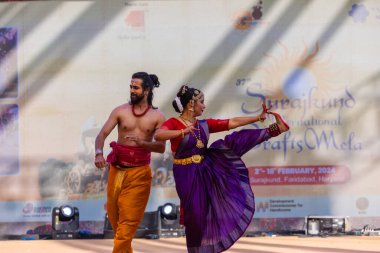 Faridabad, Haryana, Hindistan - 17 Şubat 2024: Güney Hintli erkek ve kadın sanatçı Surajkund sanatları fuarında klasik dans kuchipudi performansı sergiliyorlar.