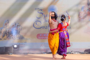 Faridabad, Haryana, Hindistan - 17 Şubat 2024: Güney Hintli erkek ve kadın sanatçı Surajkund sanatları fuarında klasik dans kuchipudi performansı sergiliyorlar.