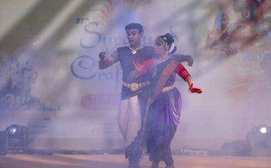 Faridabad, Haryana, Hindistan - 17 Şubat 2024: Güney Hintli erkek ve kadın sanatçı Surajkund sanatları fuarında klasik dans kuchipudi performansı sergiliyorlar.