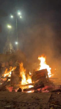 Varanasi, Uttar Pradesh, Hindistan - 22 Mart 2024: Manyakika ghat gece görüntüsü Hindu ayinleri ile ölü yakma gerçekleştirilen.