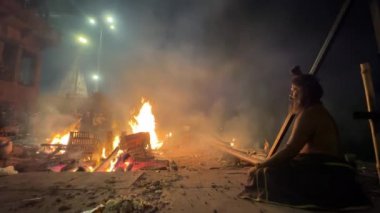 Varanasi, Uttar Pradesh, Hindistan - 22 Mart 2024: Manyakika ghat gece görüntüsü Hindu ayinleri ile ölü yakma gerçekleştirilen.