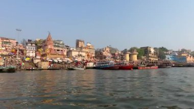 Varanasi, Uttar Pradesh, Hindistan - 22 Mart 2024: Antik binanın mimari görünümü ve kutsal nehir çetelerinin kıyısındaki tapınaklar ahşap bottan.