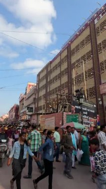 Varanasi, Uttar Pradesh, Hindistan - 21 Mart 2024: Gündüz vakti Varanasi şehrinin godowlia boğuk görüntüsü kalabalıkla dolanıyor. Burası baba kashi vishwanath tapınağı ve nehir çeteleri ile ünlüdür..
