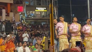 Varanasi, Uttar Pradesh, Hindistan - 20 Mart 2024: Ganga aarti, bir grup genç erkek rahip Dashashwamedh ghat 'ta kutsal nehir çetelerini icra ediyor geleneksel Hindu ayinleri ile geleneksel elbise içinde.