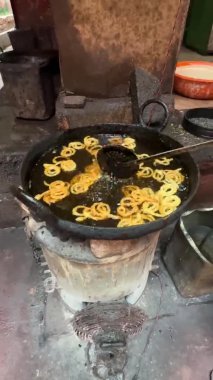 Varanasi, Uttar Pradesh, Hindistan - 22 Mart 2024: Hint tatlısı Jalebi, Varanasi 'deki şekerci dükkanında sabah kahvaltısı için hazırlandı..