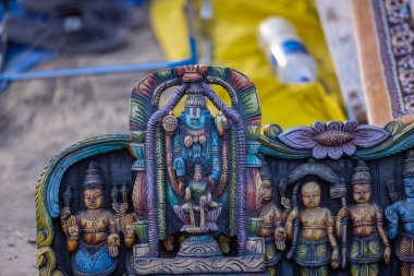 Lord Tirupati Balaji 'nin el yapımı ahşap bir putu, Tanrı' nın Hint mitolojisi ve kültüründeki saygıdeğer varlığına güzel bir övgü gibi duruyor..