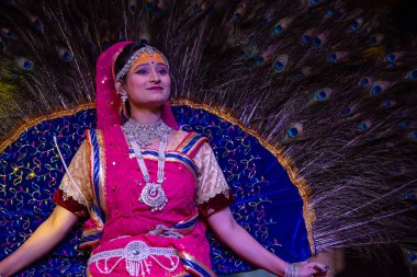 Gaziabad, Uttar Pradesh, Hindistan - 17 Mart 2024: Holi Milan Festivali sırasında renkli etnik kıyafetler ve mücevherlerle genç kadın sanatçı portresi. 