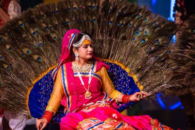 Gaziabad, Uttar Pradesh, Hindistan - 17 Mart 2024: Holi Milan Festivali sırasında renkli etnik kıyafetler ve mücevherlerle genç kadın sanatçı portresi. 