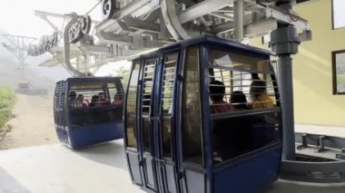 Pushkar, Rajasthan, Hindistan - 25 Kasım 2023: Düz açı videodan itiş fuarı sırasında Push-kar 'da kayanın tepesindeki platformda dönen elektrikli tekerlek çekildi.