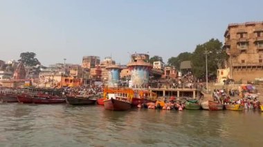 Varanasi, Uttar Pradesh, Hindistan - 21 Kasım 2022: Antik bina ve tapınakların mimari görüşü üzerine video Dashashwamedh ghat yakındaki kutsal nehir çeteleri ahşap bottan.