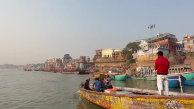 Varanasi, Uttar Pradesh, Hindistan - 21 Kasım 2022: Antik bina ve tapınakların mimari görüşü üzerine video Dashashwamedh ghat yakındaki kutsal nehir çeteleri ahşap bottan.