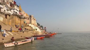 Varanasi, Uttar Pradesh, Hindistan - 21 Kasım 2022: Antik bina ve tapınakların mimari görüşü üzerine video Dashashwamedh ghat yakındaki kutsal nehir çeteleri ahşap bottan.