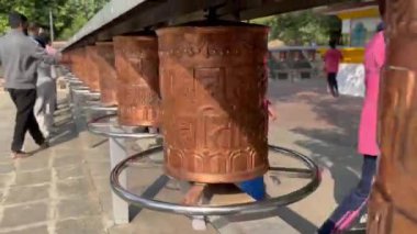 Metal bir kâsenin yakın plan çekimi.