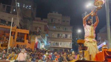 Varanasi, Uttar Pradesh, Hindistan - 05 Mart 2023: Ganga aarti, Brahman erkek rahipler grubu Ganj nehri sabahın erken saatlerinde geleneksel Hindu ayinleriyle Assi ghat 'ta kutsal aarti gösterisi yapıyorlar..