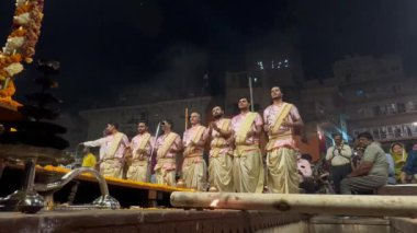 Varanasi, Uttar Pradesh, Hindistan - 05 Mart 2023: Ganga aarti, Brahman erkek rahipler grubu Ganj nehri sabahın erken saatlerinde geleneksel Hindu ayinleriyle Assi ghat 'ta kutsal aarti gösterisi yapıyorlar..
