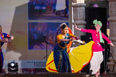 Faridabad, Haryana, Hindistan - 17 Şubat 2024: Güney Hintli kadın sanatçılar geleneksel ipek sariler ve mücevherlerle Surajkund zanaat fuarında klasik dans kuchipudi performansı sergiliyorlar. 