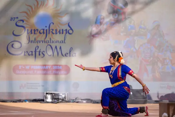 stock image Faridabad, Haryana, India - February 17 2024: Female south indian artist performing classical dance kuchipudi at surajkund craft fair in traditional silk saree and jewelry. 