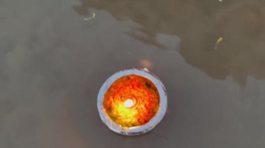 Ganga aarti, ateş alevi gül ve kadife çiçeğiyle birlikte Ganga aarti sırasında Hint ayinlerini gerçekleştirmek için gece boyunca nehir gangalarında yüzer..