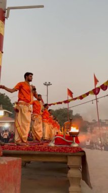 Varanasi, Uttar Pradesh, Hindistan - 05 Mart 2023: Ganga aarti, Brahman erkek rahipler grubu Ganj nehri sabahın erken saatlerinde geleneksel Hindu ayinleriyle Assi ghat 'ta kutsal aarti gösterisi yapıyorlar..