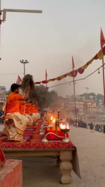 Varanasi, Uttar Pradesh, Hindistan - 05 Mart 2023: Ganga aarti, Brahman erkek rahipler grubu Ganj nehri sabahın erken saatlerinde geleneksel Hindu ayinleriyle Assi ghat 'ta kutsal aarti gösterisi yapıyorlar..