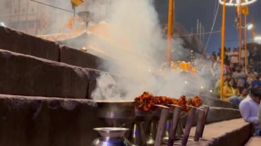 Varanasi, Uttar Pradesh, Hindistan - 5 Mart 2023: Ganga aarti, Smoke and fire fire fire ghat during evening ganga aarti at dashashwamedh ghat in varanasi.