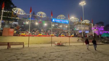 Varanasi, Uttar Pradesh, Hindistan - 21 Kasım 2022: Ganga aarti, bir grup genç Brahmin erkek rahip, Assi Ghat 'ta geleneksel Hint ayinleriyle akşam üzeri geleneksel kıyafet giyerek kutsal nehir çetelerini icra ediyorlar.