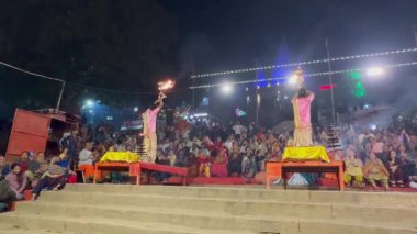 Varanasi, Uttar Pradesh, Hindistan - 05 Mart 2023: Ganga aarti, Brahman erkek rahipler grubu Ganj nehri sabahın erken saatlerinde geleneksel Hindu ayinleriyle Assi ghat 'ta kutsal aarti gösterisi yapıyorlar..