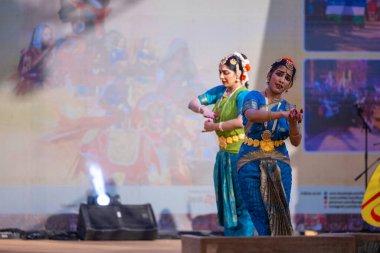 Faridabad, Haryana, Hindistan - 17 Şubat 2024: Güney Hintli kadın sanatçılar geleneksel ipek sariler ve mücevherlerle Surajkund zanaat fuarında klasik dans kuchipudi performansı sergiliyorlar. 