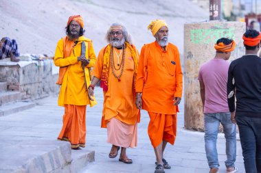 Varanasi, Uttar Pradesh, Hindistan - 05 Mart 2023: Varanasi 'de Ganj yakınlarındaki Ghat' larda yürüyen geleneksel kutsal sadhu babaların portresi.