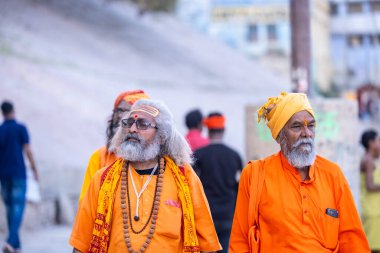 Varanasi, Uttar Pradesh, Hindistan - 05 Mart 2023: Varanasi 'de Ganj yakınlarındaki Ghat' larda yürüyen geleneksel kutsal sadhu babaların portresi.