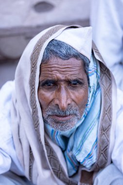 Varanasi, Uttar Pradesh, Hindistan - 05 Mart 2023: Varanasi 'deki çetelerin yakınındaki ghatlarda geleneksel giysiler giyen insanlar.