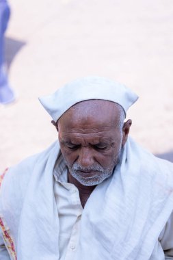 Varanasi, Uttar Pradesh, Hindistan - 05 Mart 2023: Varanasi 'deki çetelerin yakınındaki ghatlarda geleneksel giysiler giyen insanlar.