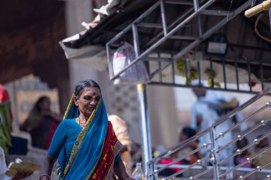 Varanasi, Uttar Pradesh, Hindistan - 05 Mart 2023: Varanasi 'deki çetelerin yakınındaki ghatlarda geleneksel giysiler giyen insanlar.