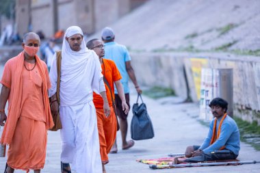 Varanasi, Uttar Pradesh, Hindistan - 05 Mart 2023: Varanasi 'de Ganj yakınlarındaki Ghat' larda yürüyen geleneksel sadhu babaların portresi.