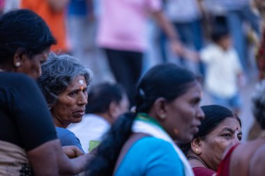 Varanasi, Uttar Pradesh, Hindistan - 05 Mart 2023: Varanasi 'deki çetelerin yakınındaki ghatlarda geleneksel giysiler giyen insanlar.