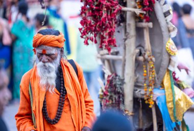 Varanasi, Uttar Pradesh, Hindistan - 05 Mart 2023: Varanasi 'deki çetelerin yakınındaki ghatlarda geleneksel giysiler giyen insanlar.