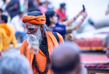 Varanasi, Uttar Pradesh, Hindistan - 05 Mart 2023: Varanasi 'deki çetelerin yakınındaki ghatlarda geleneksel giysiler giyen insanlar.