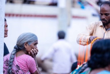 Varanasi, Uttar Pradesh, Hindistan - 05 Mart 2023: Varanasi 'deki çetelerin yakınındaki ghatlarda geleneksel giysiler giyen insanlar.