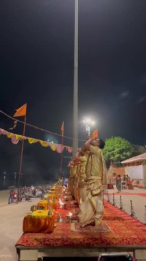 Varanasi, Uttar Pradesh, Hindistan - 05 Mart 2023: Ganga aarti, Brahman erkek rahipler grubu Ganj nehri sabahın erken saatlerinde geleneksel Hindu ayinleriyle Assi ghat 'ta kutsal aarti gösterisi yapıyorlar..