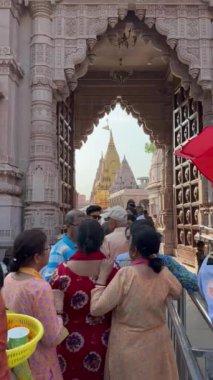 Varanasi, Uttar Pradesh, Hindistan - 5 Mart 2023: Varanasi 'deki Hindu tanrı baba kashi vishwanath tapınağının mimari görüşü. Tapınak koridorunda kuyrukta bekleyenler.