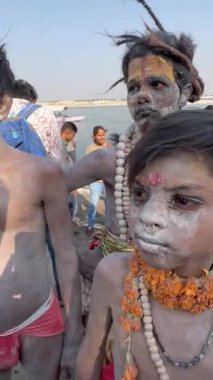 Varanasi, Uttar Pradesh, Hindistan - 3 Mart 2023: Masan Holi, Varanasi 'deki Harishchandra Ghat' te cadılar bayramı kutlamalarında yüzlerinde kül olan genç sanatçılar grubu.. 